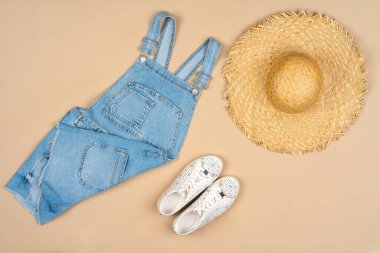 Bej arka plan manzaralı bir kadın için moda kıyafeti.