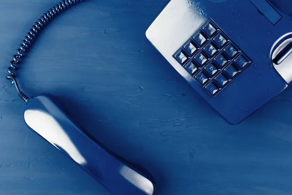 Telefon Retro koloru niebieskiego na klasycznym tle niebieskim — Zdjęcie stockowe