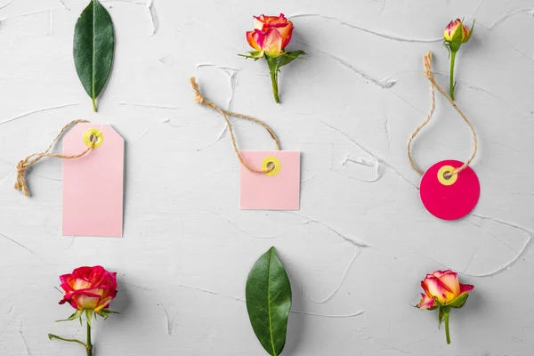 Flores y etiqueta de papel en blanco. Envío de flores — Foto de Stock