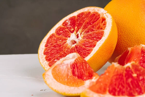 Gesneden in stukken sappige rijpe sinaasappels close-up — Stockfoto