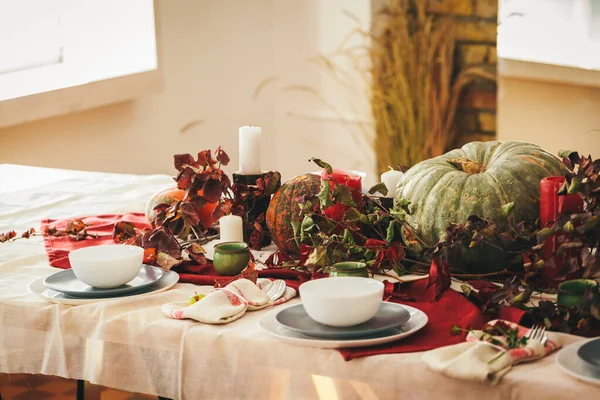 Fall thanksgiving table setting with festive decor — Stock Photo, Image