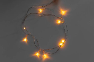 Gri arka planda parıldayan altın elektrik çelengi