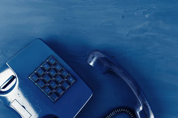 Telefono retrò di colore blu su sfondo blu classico — Foto Stock