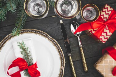 Siyah ahşap masa, şık bir Noel masası.