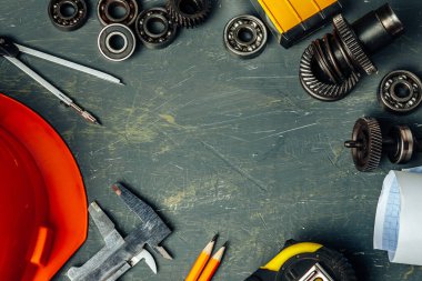 Makine mühendisliği araçları koyu ahşap arka plana ayarlandı