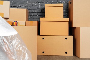 Taşınmak ya da taşınmak. Bir yığın kutu ve mobilya.