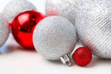 Noel ağacı baubles beyaz arka plan üzerinde izole