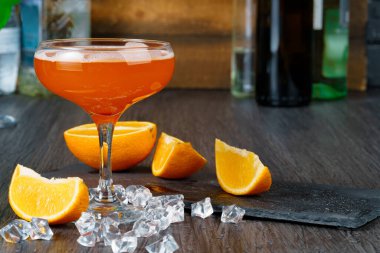 Ahşap tezgahta servis edilen iki güzel kokteyl.