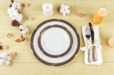 Dekorasyonlu bir düğün masasının üst görünümü