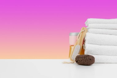 İstiflenmiş havlular ve spa taşlarıyla dolu bir spa.