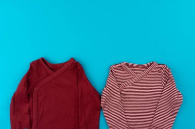 bebek kıyafetleri mavi arkaplan görünümünde