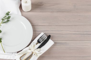 Ahşap masada güzel bir kırsal masa.