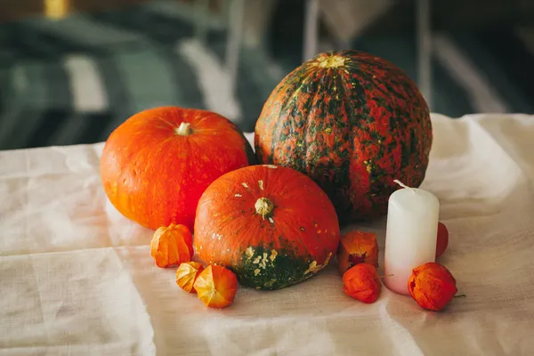 Fundo de outono com abóbora perto na mesa — Fotografia de Stock