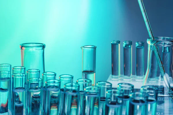 Laboratório de química de vidro sobre fundo tonificado verde — Fotografia de Stock
