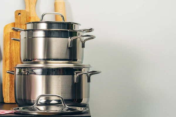 キッチンカウンターで調理器具のセット — ストック写真