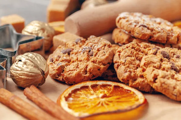 Schöne Komposition von Weihnachtsgebäck mit Dekorationen — Stockfoto