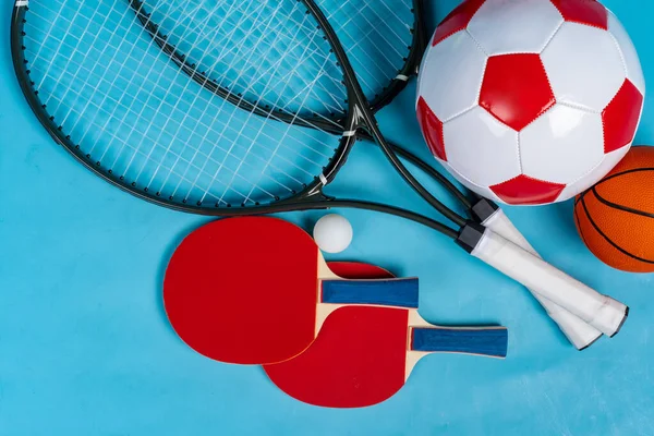 Sportuitrusting plat lay. Verscheidenheid van rackets en ballen — Stockfoto