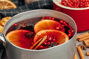 Köy bardağında sıcak sıcak şarap eşliğinde Noel kompozisyonu