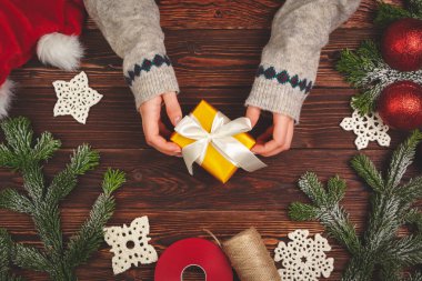 Noel hazırlıkları konsepti. Kadın hediyeleri paketliyor.