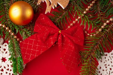 Fotokopi alanı ile kırmızı üzerine Noel dekorasyonları