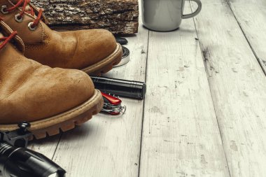 Grunge arka planında seyahat aksesuarları olan yürüyüş botları