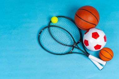 Spor aletleri düz konumda. Raket ve topların çeşitliliği