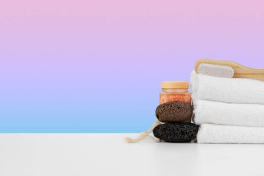 İstiflenmiş havlular ve spa taşlarıyla dolu bir spa.