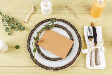 Dekorasyonlu bir düğün masasının üst görünümü