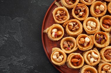 Siyah arka planda doğuya özgü lezzetli baklava tatlısı.