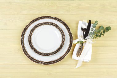 Tabakları ve çatal bıçakları olan masa, yukarıdan görünüyor.