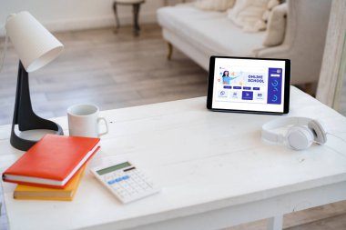 Beyaz ahşap masada dijital tablette E-öğrenme