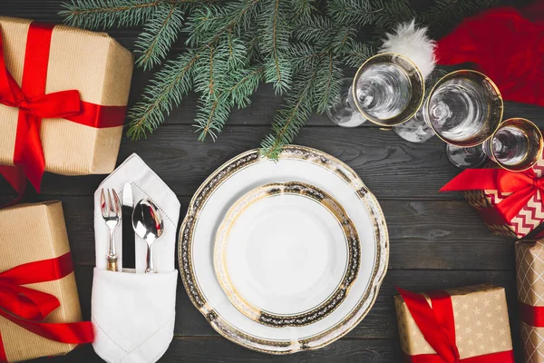 Siyah ahşap masa, şık bir Noel masası.