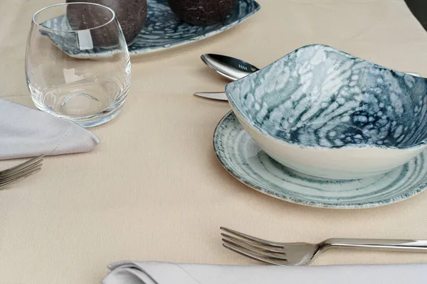 Details van een stijlvolle tafelopstelling met getextureerde keramische gerechten — Stockfoto