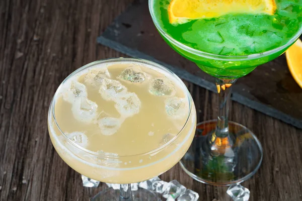 Coktail alcohólico servido con rebanada de naranja de cerca — Foto de Stock