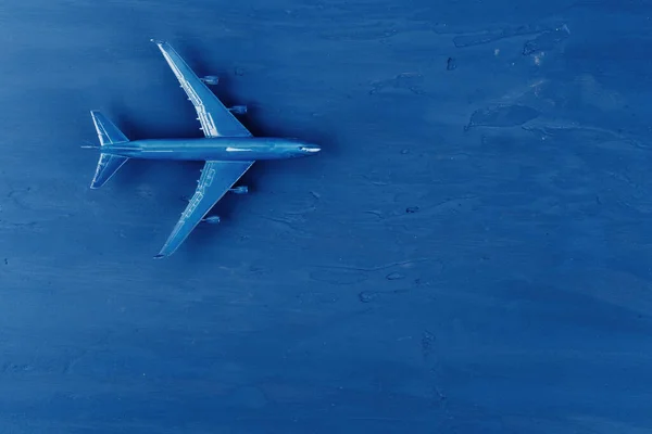 Spielzeugflugzeug auf klassischem blauem Hintergrund, Draufsicht — Stockfoto