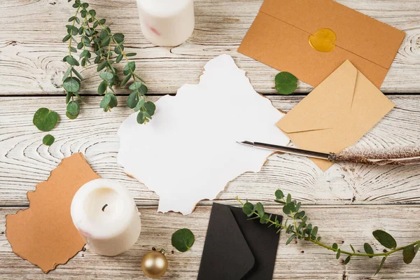 Vintage stijl compositie met verweerd papier en ganzenveer pen op houten tafel close up — Stockfoto