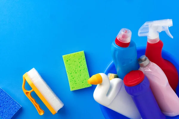 Artículos de limpieza de la casa sobre fondo de color azul — Foto de Stock