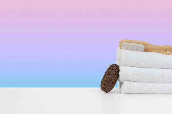 Spa ainda vida com toalhas empilhadas e pedra spa — Fotografia de Stock
