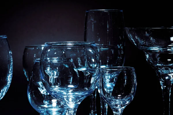 Óculos vazios para bebidas no fundo escuro — Fotografia de Stock