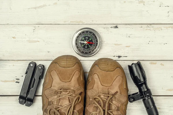 Vandringskängor, kompass och kniv. Vandring utomhus utrustning — Stockfoto