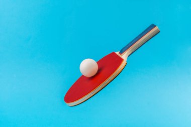 Mavi arka planda kırmızı ping pong raketi