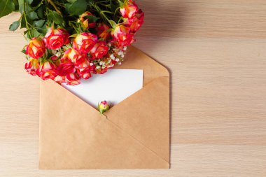 Bir demet çiçekli el işi kağıt zarf.