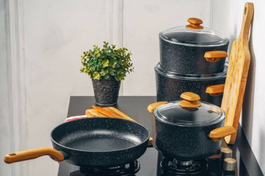 Mutfaktaki gaz ocağında kızartma tavası.
