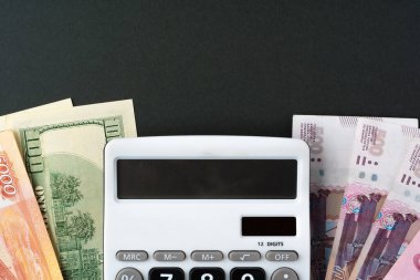 Amerikan Doları ve Rus Rublesi parasıyla hesap makinesi