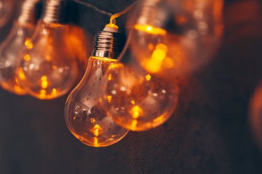 Karanlıktaki ampul çelenkleri.