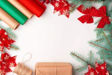Noel hediyeleri için aksesuarlar beyaz arka plan, üst görünüm, kopyalama alanı