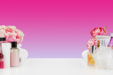 Beyaz masa üzerinde beyaz havlular ve şişeler.