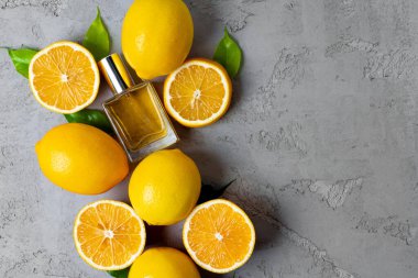 Parfüm ve narenciye dolu güzel bir kompozisyon.