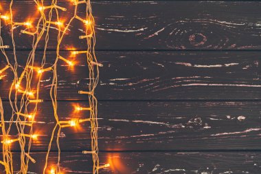 Kopya alanı ile ahşap arka plan üzerinde Noel çelenk