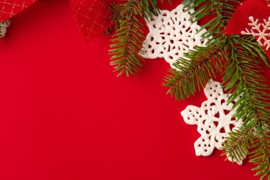 Fotokopi alanı ile kırmızı üzerine Noel dekorasyonları